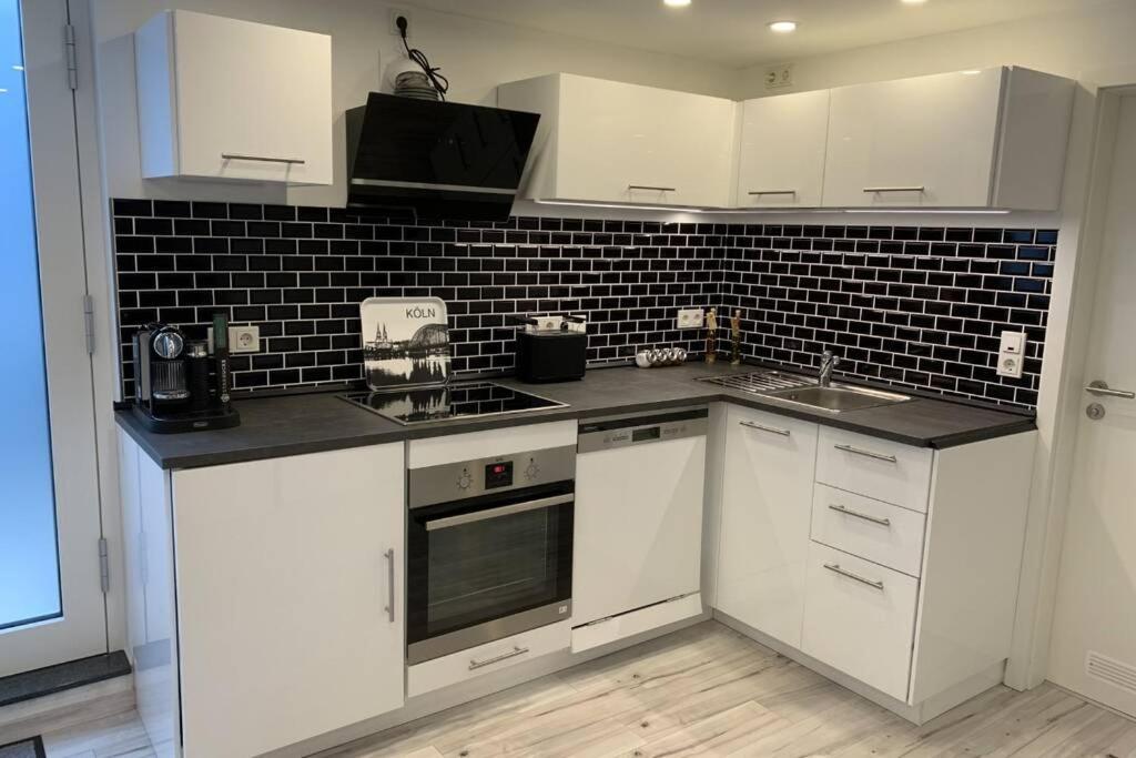 Modern Renovated Apartment Suited For Business Consultants - In Close Distance To Dt, Dhl And Un Campus - Reserved Parking Bonn Buitenkant foto
